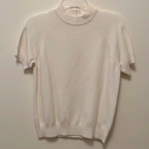 No size tag. I’m thinking it’s a small. Off white